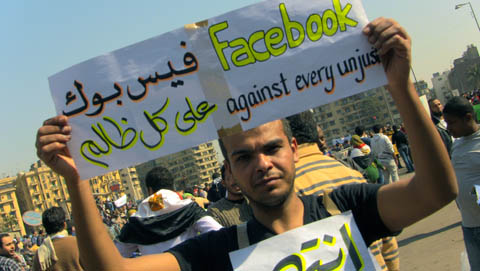 Ägyptische Demonstranten feiern Facebook. (Bild: Richard Gutjahr)